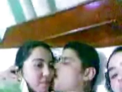 హేయమైన సెక్సీ MILF తన కొత్త పొరుగువారిచే వ్రేలాడదీయబడింది