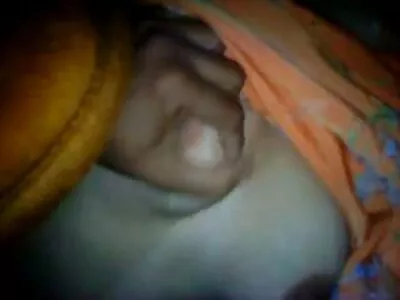 శ్యామల లెస్బియన్ సెక్స్ సాహసాలను ఇష్టపడుతుంది