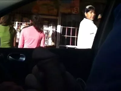 బస్టీ అందగత్తె ప్రకృతిలో సెక్స్‌ను ఇష్టపడుతుంది