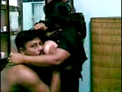 అవ అడ్డంలు వెనుక నుండి ఇబ్బంది పెట్టాయి