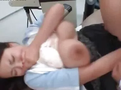 మనోహరమైన చిక్ ఆమె గాడిదను లాక్కుంటోంది