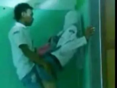 స్వీట్ బేబ్ తినదగిన లోదుస్తులు ధరించింది